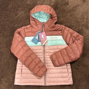 COTOPAXI WOMEN’s M - Fuego Hooded Down Jacket
COLOR - Faded Brick/Clay